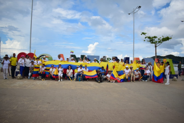 En Santa Marta las personas se concentraron en el camellón Rodrigo de Bastidas, en donde alzaron la voz con los pregones exigiendo un cambio en las políticas del jefe de estado. 