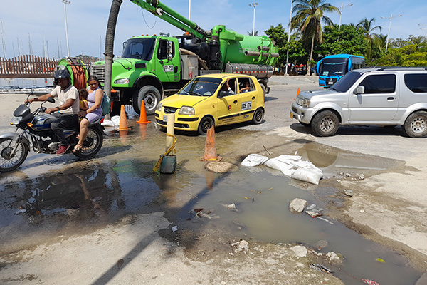 La avenida del Fundador (carrera primera) con avenida Santa Rita (calle 22) es uno de los puntos más críticos que tiene la ciudad con el vertimiento de las aguas servidas, al estar tan cerca de la Ebar Norte es un sector que permanentemente tiene esta problemática. 
