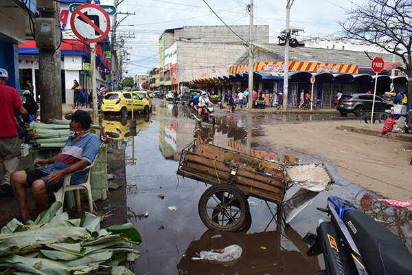 En el Mercado Público en la calle 13 con carrera 9 es un sector que sufre de los constantes rebosamientos de aguas servidas, lo que agrava la situación es que en esta calle se encuentran vendedores de frutas, verduras, pescados, graneros y almacenes.