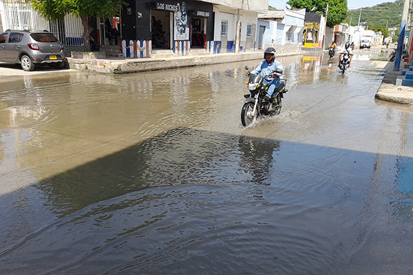  El barrio Pescaíto es uno de los más afectados en la ciudad por esta problemática, llevan décadas padeciendo inundaciones de aguas residuales, situación que se agrava en la temporada invernal, la Essmar ha manifestado que en el barrio las tuberías son todavía de asbesto y se encuentran trabajando para cambiarlas a tipo PVC. 