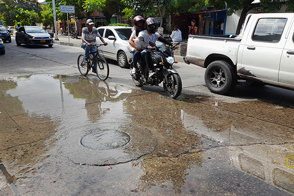 La Avenida del Ferrocarril con calle 13 los propietarios de los negocios que funcionan en ese sector han denunciado que a partir de las 10 de la mañana ya las alcantarillas empiezan a derramar aguas putrefactas lo que les ha ocasionado pérdidas económicas. 