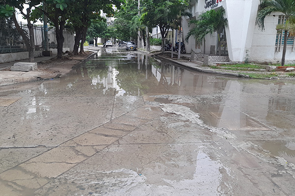 El barrio Bellavista también es uno de los sectores que más se ha visto afectado por el derramamiento de las aguas servidas, los moradores y visitantes tienen que aguantar el mal olor y hacer malabares para cruzar por las calles sin mojarse. 