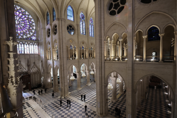 Vista general del Interior de la Catedral de Notre-Dame de París tras la reforma, antes de su inauguración oficial ayer 7 de diciembre. (Foto EFE/EPA/Christophe Petit Tesson)