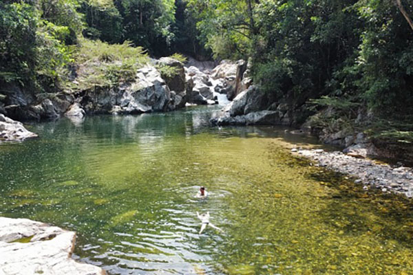La Poza Encantada hace honor a su nombre, perfecto para desconectarse de la civilización y adentrarse en las faldas de la Sierra Nevada de Santa Marta. Fotografía: EL INFORMADOR La Poza Encantada hace honor a su nombre, perfecto para desconectarse de la civilización y adentrarse en las faldas de la Sierra Nevada de Santa Marta. Fotografía: EL INFORMADOR