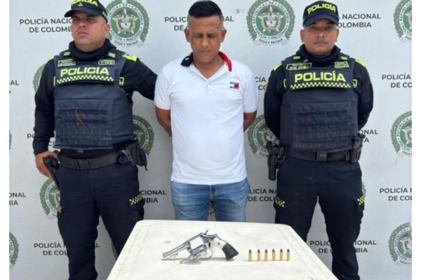 El capturado y las evidencias físicas, entre ellas un arma de fuego, fueron puestos a disposición de la Fiscalía General de la Nación, donde se iniciarán las investigaciones correspondientes para determinar su responsabilidad en los hechos.