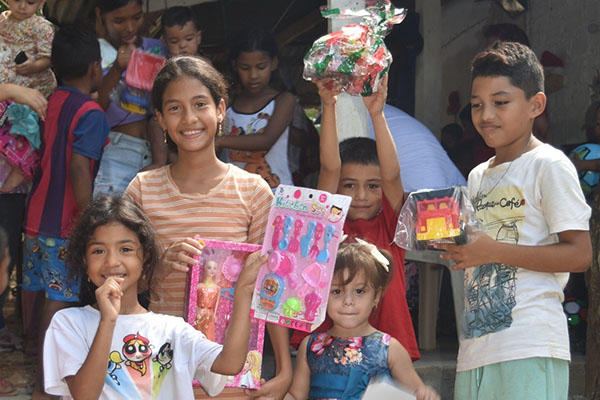 La alegría de los niños al recibir su aguinaldo por parte de la Fundación Bastidas, fue evidente.