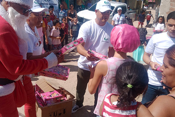 Los integrantes de la Fundación Bastidas, encabezados por ‘Ñito’ Cataño, cuando hacían entrega de los juguetes a los niños de escasos recursos. Los integrantes de la Fundación Bastidas, encabezados por ‘Ñito’ Cataño, cuando hacían entrega de los juguetes a los niños de escasos recursos.