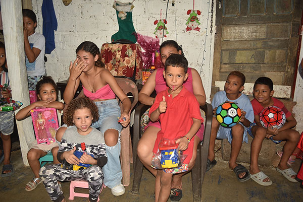 Niños pertenecientes a hogares de escasos recursos de los barrios del oriente de Santa Marta, también recibieron su aguinaldo por parte de la Fundación Bastidas. Niños pertenecientes a hogares de escasos recursos de los barrios del oriente de Santa Marta, también recibieron su aguinaldo por parte de la Fundación Bastidas.