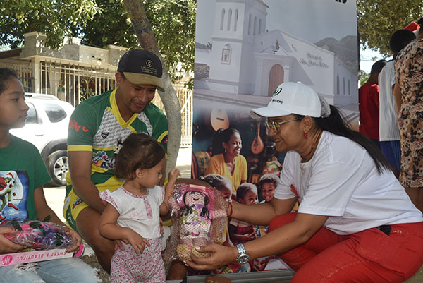 Los padres de familia emocionados acompañaron a sus hijos para recibir el regalo y agradecerles a ios organizadores. Los padres de familia emocionados acompañaron a sus hijos para recibir el regalo y agradecerles a ios organizadores.