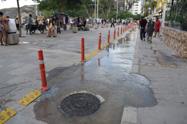 A miles de turistas les ha tocado evidenciar una de las problemáticas que más afecta a Santa Marta y sobre todo a El Rodadero y tiene que ver con el derramamiento permanente de agua residuales.