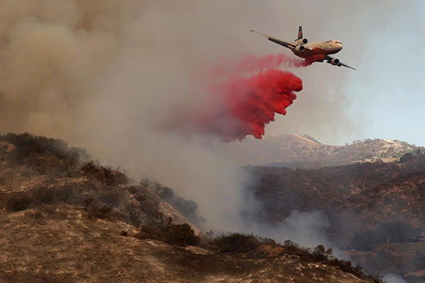 La descarga desde las aeronaves contra incendios puede ser entre 1.000 y 1.500 litros.