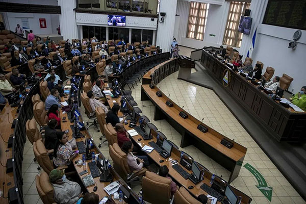 La Asamblea Nacional de Nicaragua comenzó este martes a aprobar en segunda legislatura enmiendas a la Constitución Política, que transforma el Estado al denominarlo “revolucionario” y otorga un poder total al presidente.