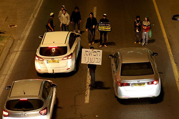 Activistas de extrema derecha israelíes bloquean una carretera durante una protesta contra un acuerdo de alto el fuego entre Israel y el grupo militante palestino Hamás. Activistas de extrema derecha israelíes bloquean una carretera durante una protesta contra un acuerdo de alto el fuego entre Israel y el grupo militante palestino Hamás.