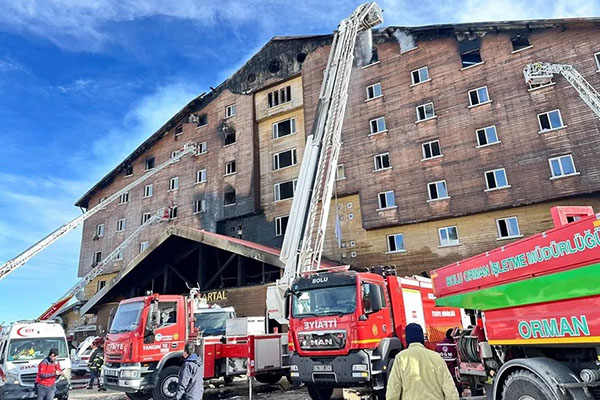 El hotel alojaba a unos 238 huéspedes en un momento de máxima ocupación debido a las vacaciones.