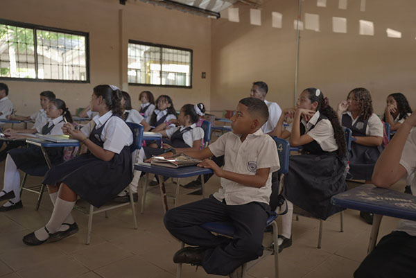 El grupo de docentes está conformado por 20 psicólogos, cuatro modelos lingüísticos, siete intérpretes de lenguaje de señas, cuatro tiflólogos, un capacitador y un coordinador.