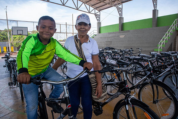 Se donaron 250 bicicletas a mujeres emprendedoras en La Guajira, con el objetivo de potenciar su autonomía y brindarles nuevas oportunidades.