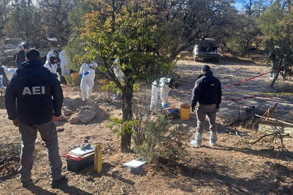 Autoridades mexicanas encontraron cadáveres en fosas comunes en el norte de México en una operación apoyada por el ejército.