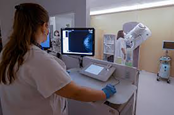 El Día Mundial contra el Cáncer se conmemora cada 4 de febrero; se busca reducir la carga global de cáncer y ofrecer atención centrada en personas, considerando a los pacientes, a sus familias y comunidades cercanas.Foto EFE.
