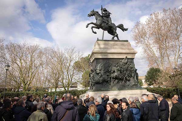 Roma ha presentado este domingo la restauración de la escultura ecuestre de la revolucionaria brasileña Anita Garibaldi, esposa del futuro padre de la patria italiana y un “símbolo importante” para la historia de la Ciudad Eterna.