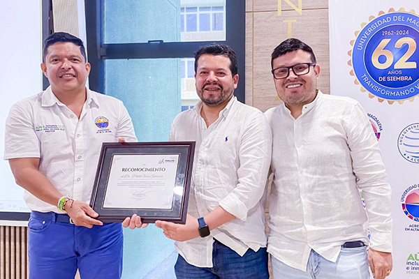 Fenalper, entregó reconocimiento al rector Pablo Vera por su compromiso con las personerías de Colombia.