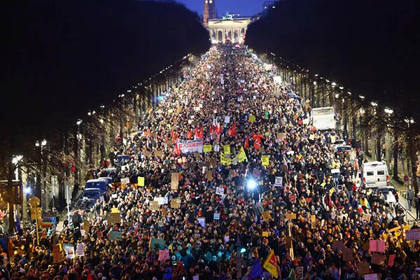 Las organizaciones que convocaron la concentración critican la normalización de la política y el discurso de extrema derecha.
