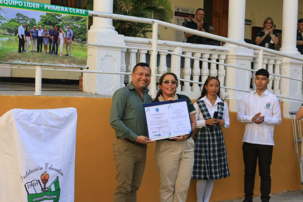 Gloria Larios, Rectora del Liceo Celedón recibiendo la acreditación del Incotec que acredita al centro educativo con estándares de calidad. 