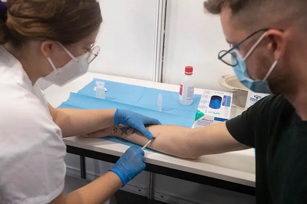El mpox ya fue considerado entre 2022 y 2023 como una emergencia sanitaria de alcance internacional tras expandirse por algunos países de África y otras regiones. Foto EFE