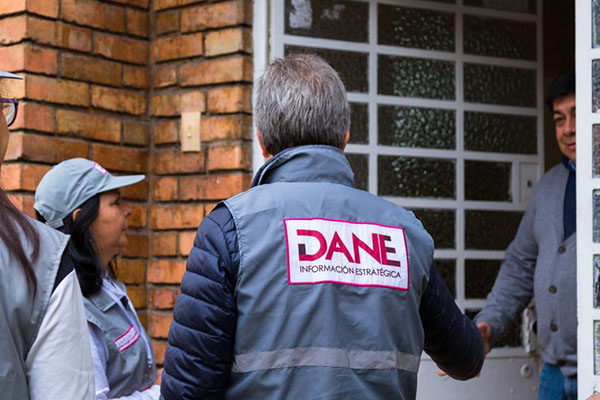 Funcionarios del Dane haciendo visitas casa por casa, haciendo las encuestas respectivas.