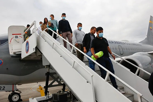 Llegada de ciudadanos deportados de Estados Unidos en un vuelo de Fuerza Aeroespacial Colombiana. Foto Presidencia.