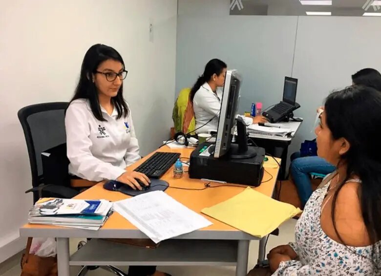 Jóvenes colombianas buscando trabajo en una bolsa de empleo nacional.