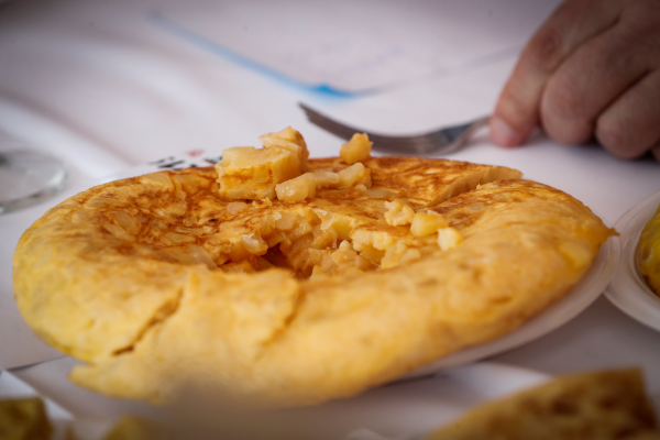 Hay varias teorías sobre su origen, aunque todas coinciden en la búsqueda de un alimento barato y sencillo, con dos ingredientes, que desde la llegada de la patata procedente de América eran habituales en la alimentación española. (Foto EFE/Javier Etxezarreta)