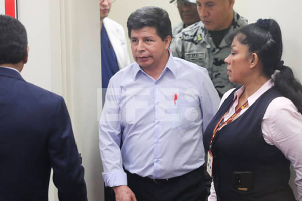 Fotografía del 4 de marzo de 2025 del expresidente peruano Pedro Castillo llegando a un juicio en Lima (Perú). EFE/ Paolo Aguilar