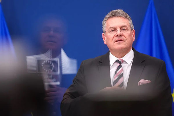  El comisario europeo de Comercio, Maroš Šefčovič, este lunes durante una rueda de prensa en Bruselas. EFE/EPA/OLIVIER HOSLET