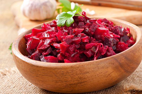 Cuenco de madera con ensalada de remolachas cocidas. El aporte nutricional de la hortaliza púrpura la convierte en un alimento muy interesante para quien quiere mantenerse sano por dentro y por fuera, adelgazar o practicar deporte (Foto: Timolina/Freepik).