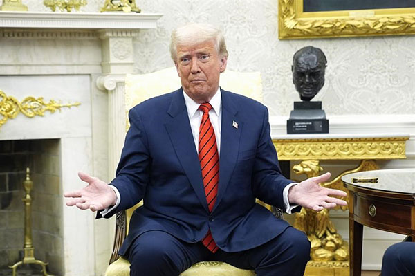 Donald Trump, presidente de Estados Unidos, en una reunión en la Oficina Oval de la Casa Blanca en Washington. EFE