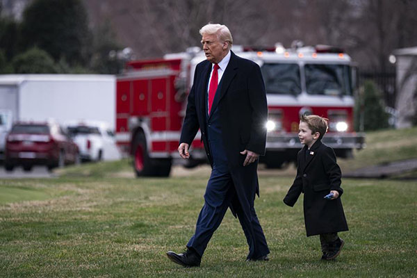 El presidente Donald Trump camina por el jardín sur de la Casa Blanca con el hijo de Elon Musk.