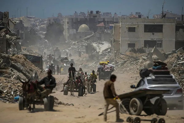 Desplazados internos palestinos salen con sus pertenencias tras una orden de evacuación emitida por el ejército israelí. EFE/ Archivo