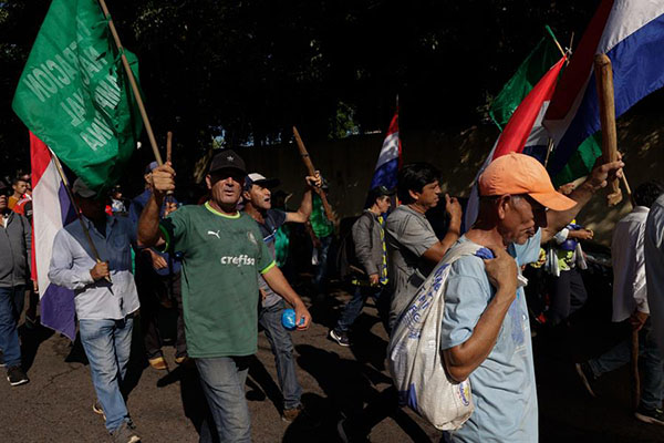 Un grupo de campesinos participa de una protesta durante la ‘Marcha Campesina’.