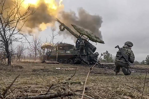 Una imagen fija de un vídeo sin fecha, proporcionado por el Servicio de Prensa del Ministerio de Defensa ruso el 31 de marzo de 2025, muestra un cañón autopropulsado ruso 2S5 ‘Giatsint-S’ de 152 mm disparando hacia posiciones ucranianas. EFE