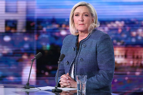 La presidenta del grupo parlamentario de extrema derecha Rassemblement National, Marine Le Pen, posa antes de una entrevista en el noticiero vespertino del canal de televisión francés TF1. EFE