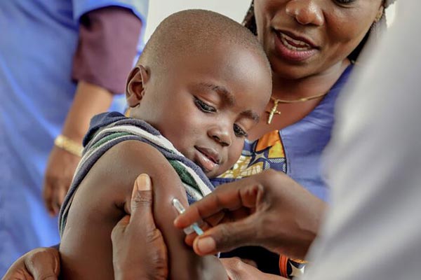 Imagen de referencia de un niño en siendo vacunado contra la meningitis en África. Foto EFE