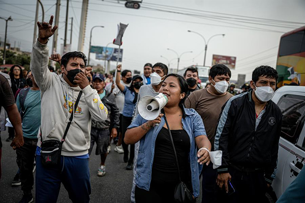 Transportistas peruanos participan en un paro nacional para rechazar extorsiones y asesinatos que vienen presentando las mafias extranjeras. EFE/ John Reyes Mejía