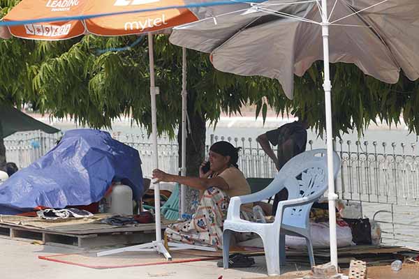 Los afectados hablan del temor de la gente a volver a las casas que siguen en pie mientras los equipos de ayuda humanitaria en el terreno creen que la cifra de muertos seguirá subiendo.