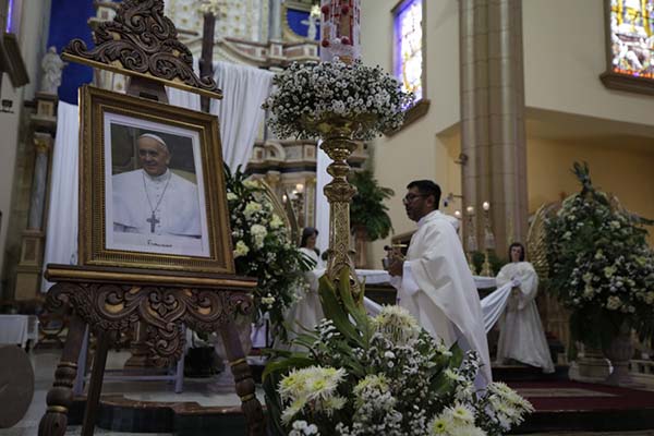 Fotografía de un retrato del papa Francisco en la Basílica de Suyapa, en Tegucigalpa (Honduras). EFE/ Gustavo Amador