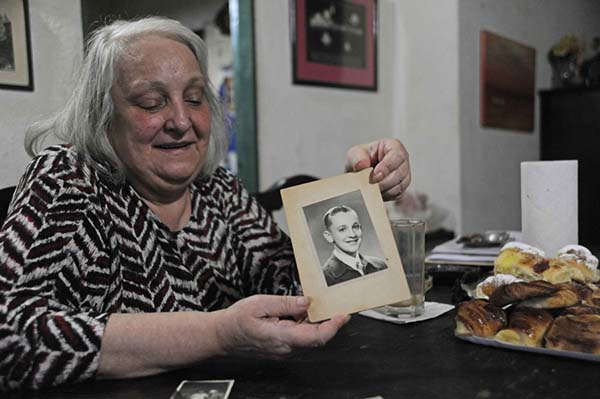 Fotografía del 1 de abril de 2013 de la hermana del papa Francisco, María Elena Bergoglio, habla durante una entrevista en Ituzaingó, Buenos Aires. EFE/ Enrique García Medina