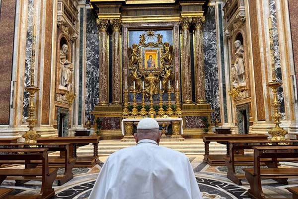 Foto del 12 de abril muestra al Papa Francisco luego de salir de su residencia en el Vaticano, donde se recuperaba de una fuerte infección respiratoria que le mantuvo 38 días hospitalizado. EFE