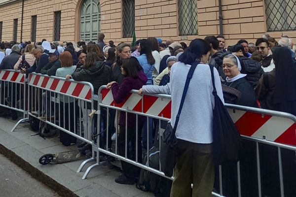 Fieles esperan para poder ver el féretro del papa Francisco, en Ciudad del Vaticano. EFE/ Marta Rullán Ferrer Fieles esperan para poder ver el féretro del papa Francisco, en Ciudad del Vaticano. EFE/ Marta Rullán Ferrer