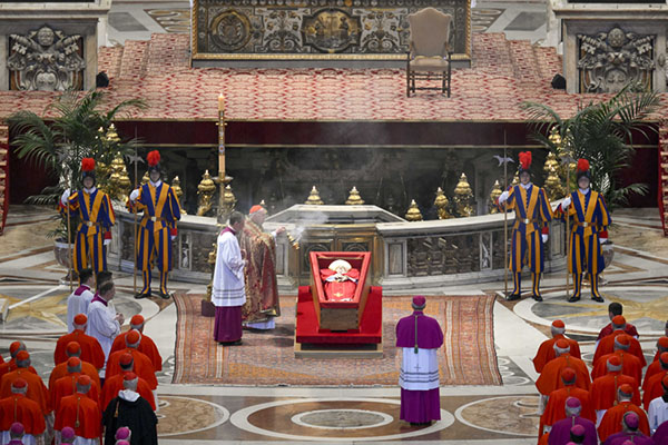 El féretro abierto del papa Francisco, en la basílica de San Pedro ante el Altar de la Confesión en donde los fieles puedan empezaron a darle el último adiós. EFE/ Mario Tomassetti/Dicasterio Para La Comunicación Del Vaticano
