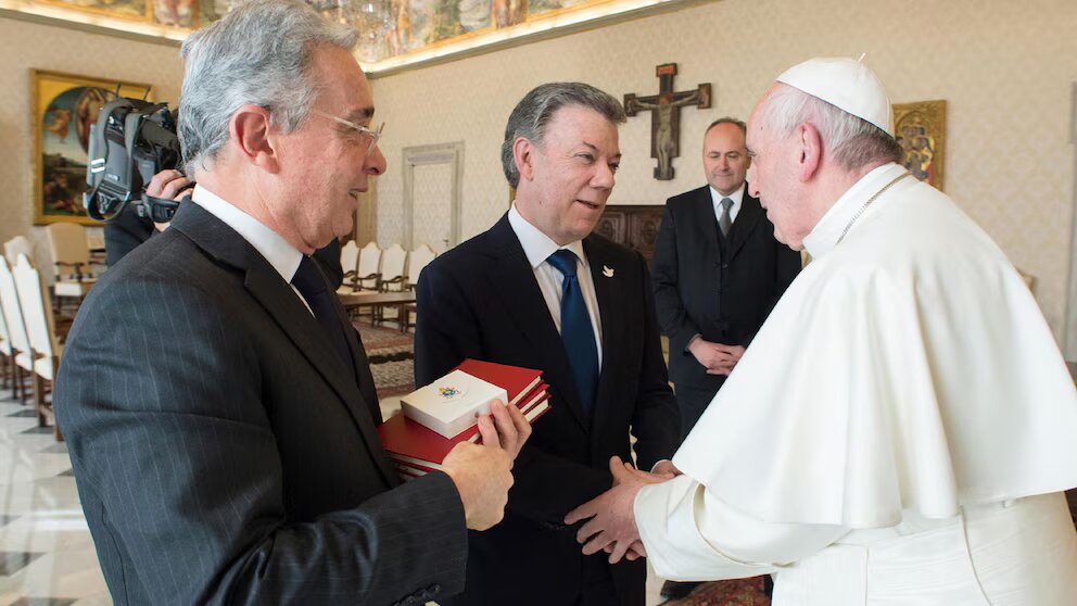 Álvaro Uribe Vélez, expresidente de Colombia y fundador del partido Centro democrático, en compañía de Juan Manuel Santos, también expresidente de Colombia, en la reunión que ambos tuvieron con el Papa Francisco.