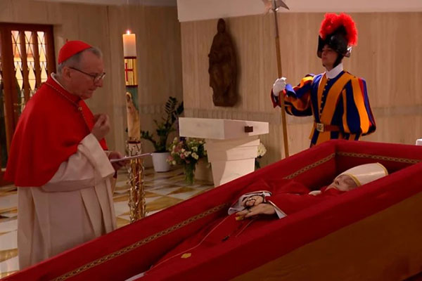 El Cardenal Pietro Parolin, Secretario de Estado, reza ante el féretro antes de llevarse a cabo el rito de cierre del ataúd del Papa Francisco, fallecido a sus 88 años, el pasado 21 de abril. Foto Vatican Media